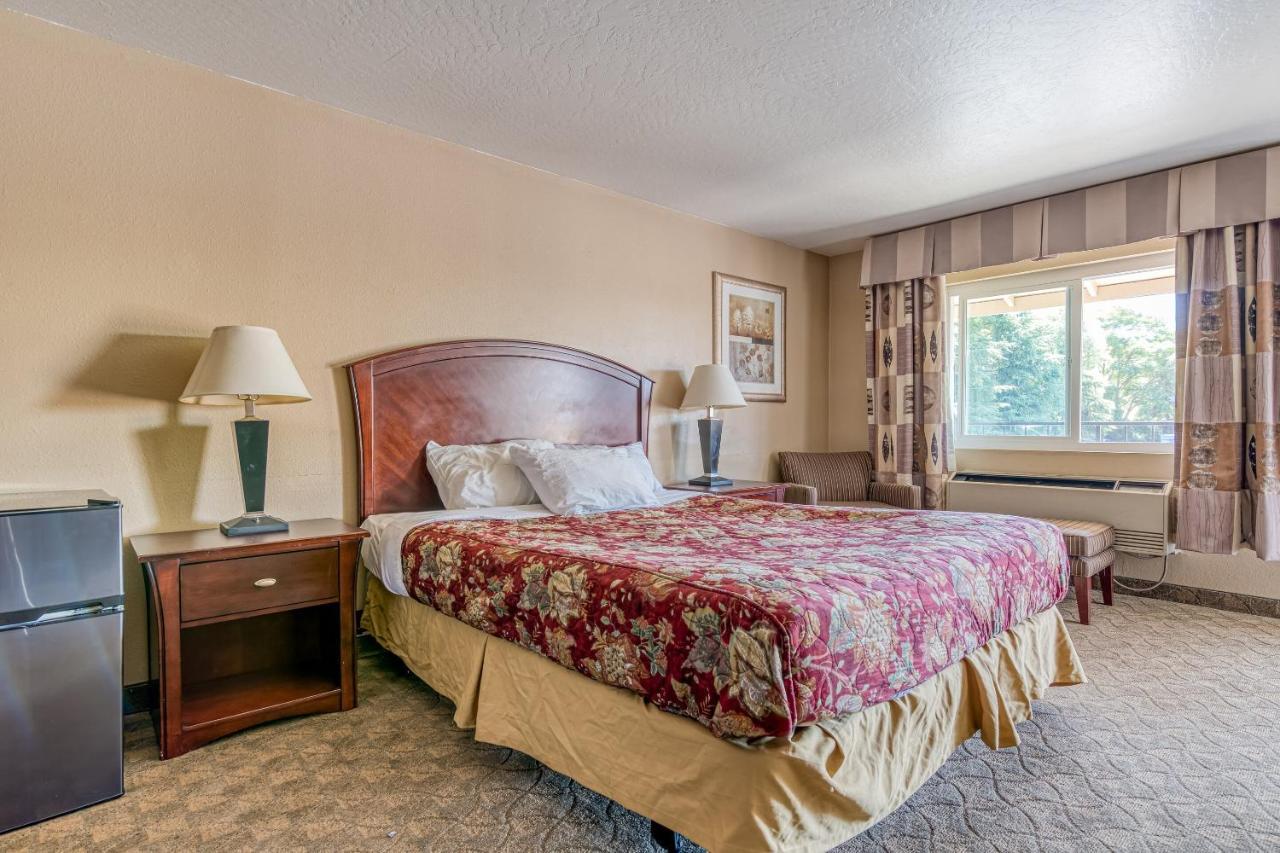 Cedar Lodge Motor Inn Medford Exterior photo